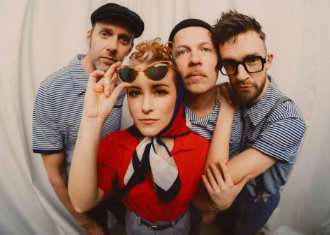 A_Fotos_330x235_Marina-and-the-katz_foto-Tim-Cavadini