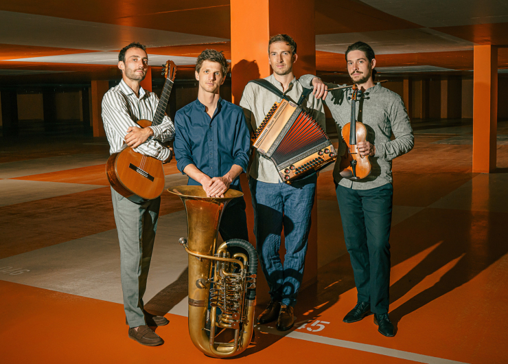 Pressefoto_orange_quer_Jessica-Elsner